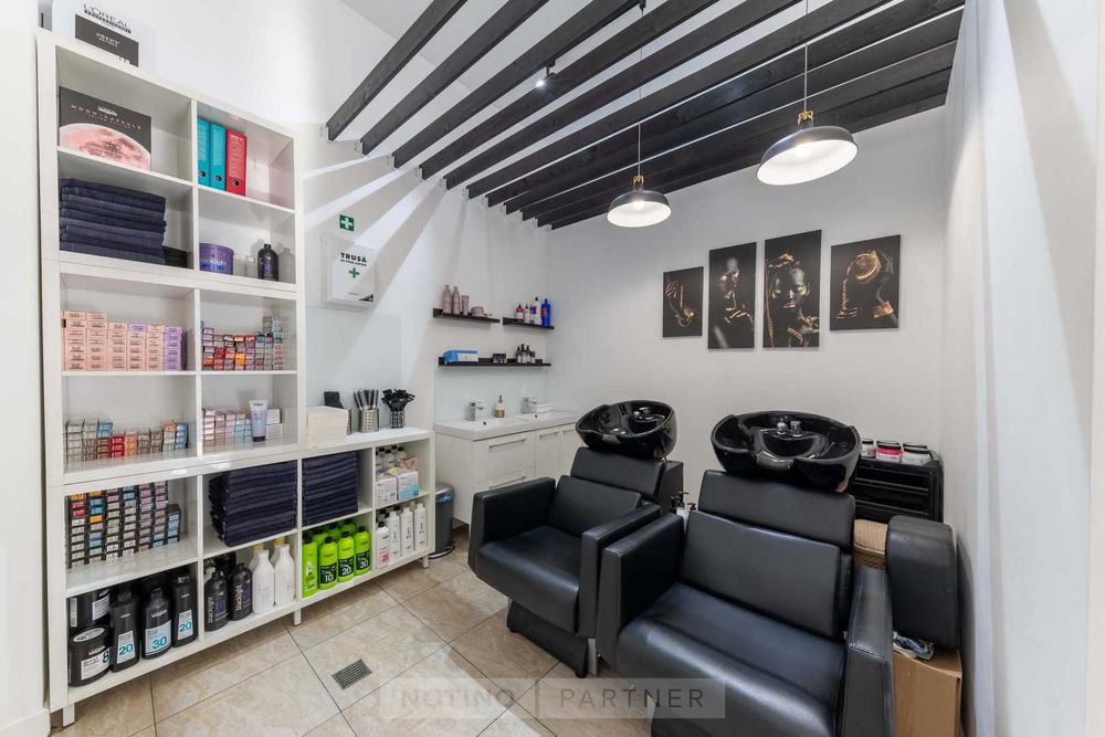 Vand mobilier salon infrumusetare 2 scaune coafor, 1 receptie, 4 oglinzi, 1 masa manichiura,1 post make-up, etc.