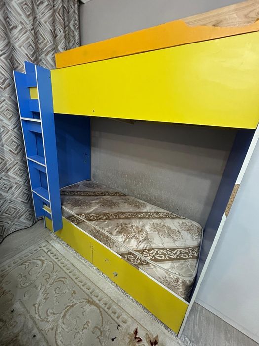 Двухярусная кровать с матрасам