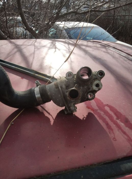 Корпус за термостат за Nissan Micra от 97-ма до 2000 година бензин