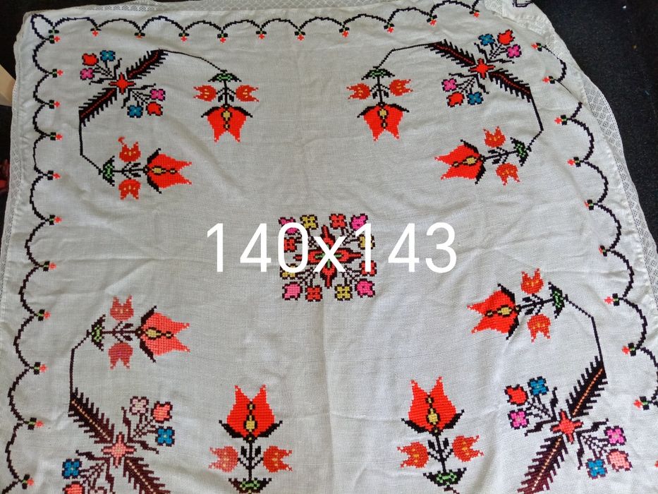 Fețe de masa cusute la mâna