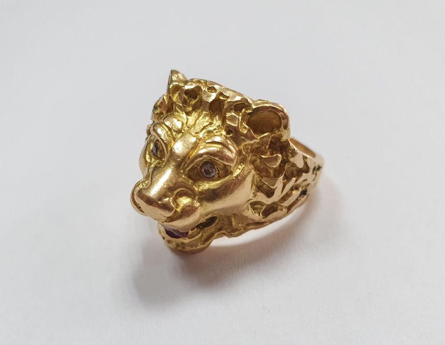 Ghiul model leu din aur de 18K cu diamante naturale și rubin natural