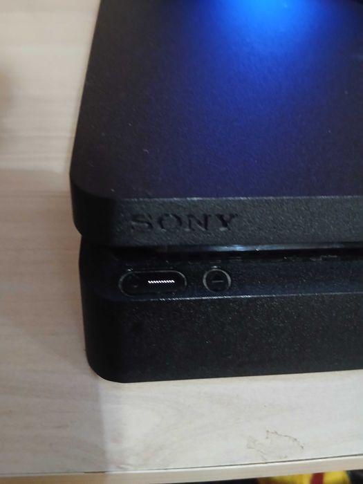 Продовам Ps 4 slim  с 7 игри