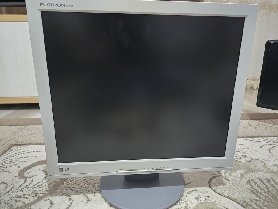 3 Monitoare de vanzare
