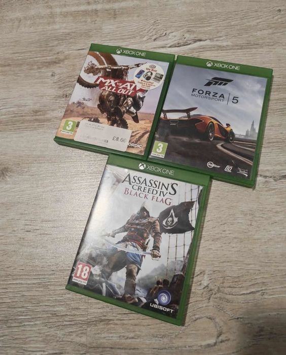 Vand Xbox One X 1T o maneta + jocuri 
Consola și maneta impecabile