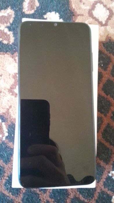 Samsung telefon sotiladi xolati alo ichi ochilmagan usta kormagan