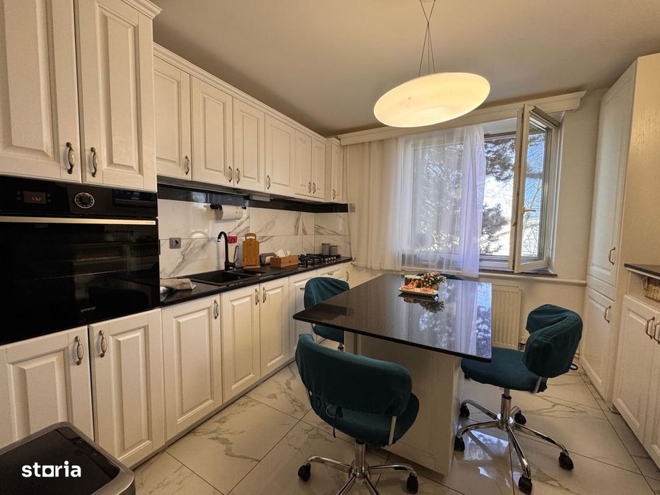 Zamca - apartament cu 3 camere, etaj 1, boxa si garaj