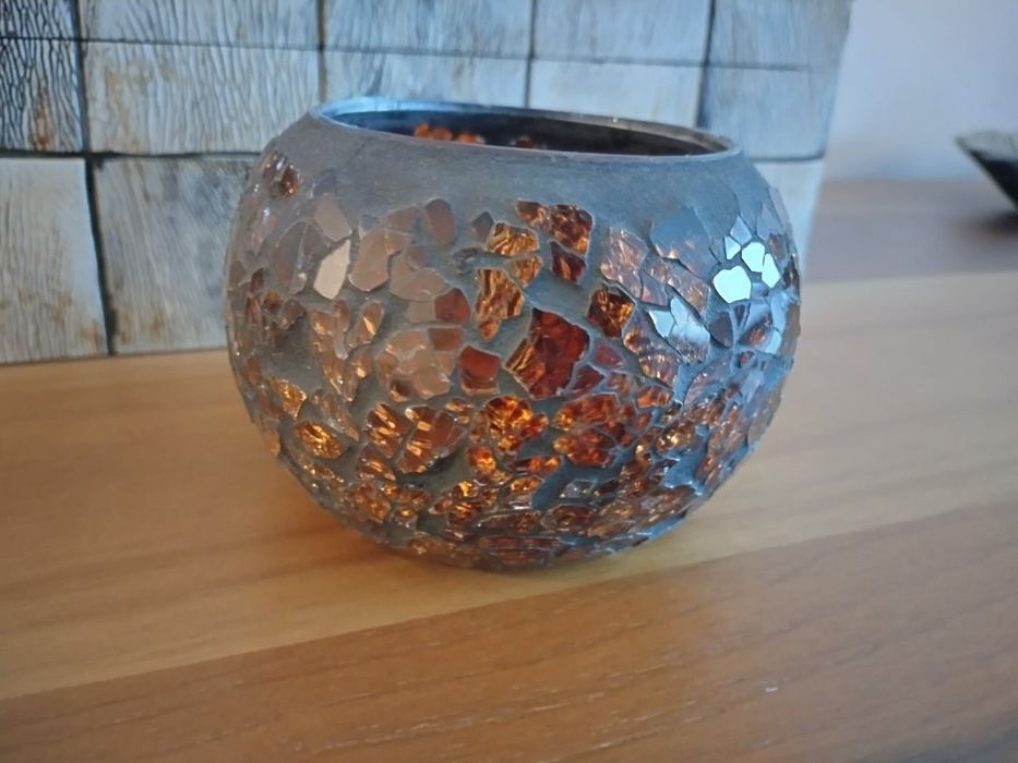 Стъклен свещник от малки парченца стъкло