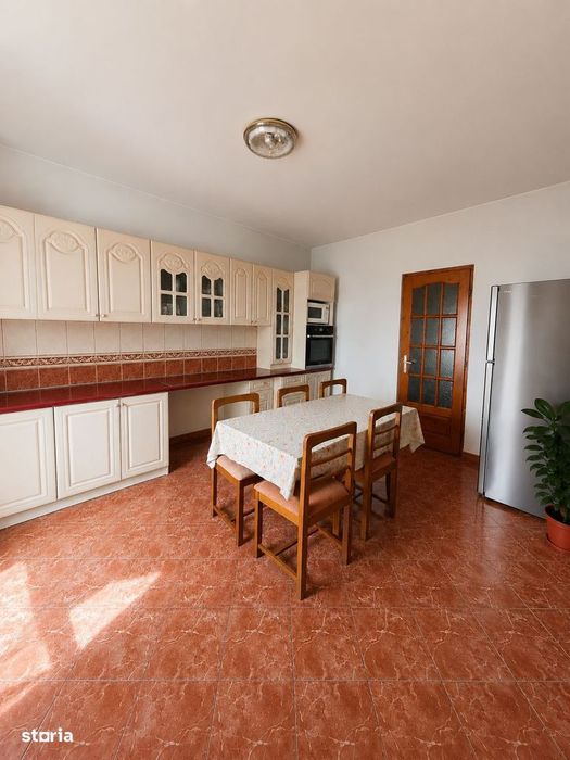 Apartament cu 3 camere, et1 , 90 mp la casă zona Centrala