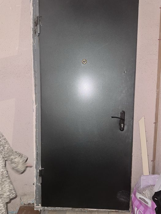 Продаётся железная дверь б/у в хорошем состояние доставки нет цен окон