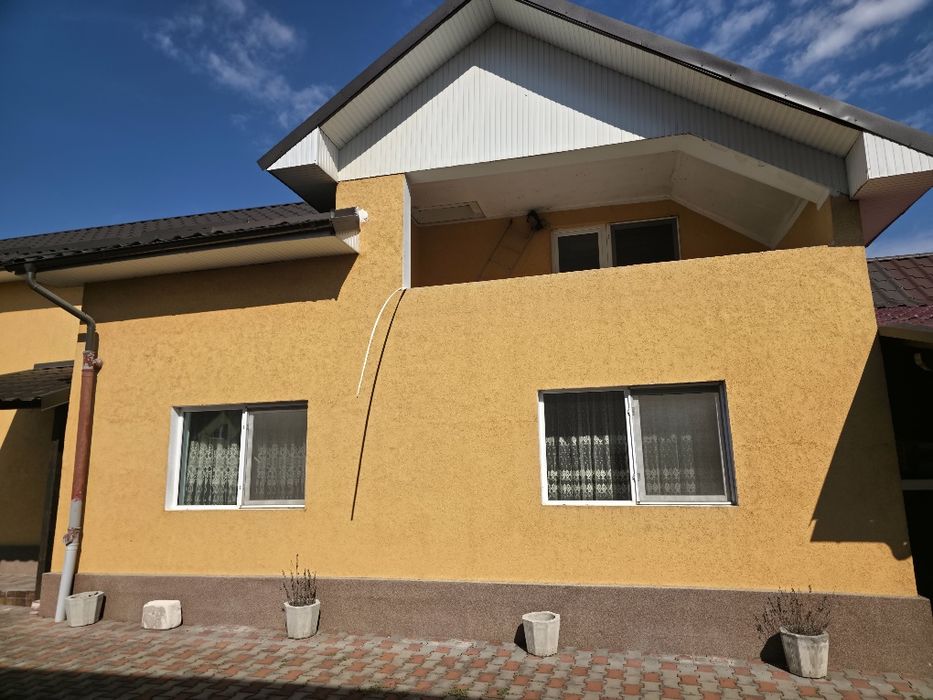 Vând casa P+E si teren