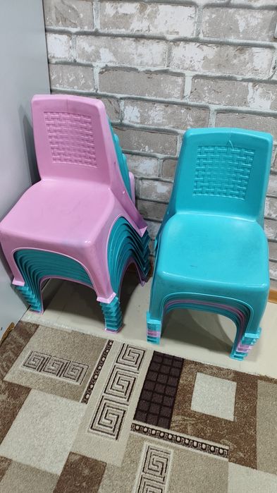 Детские пластиковые стулья