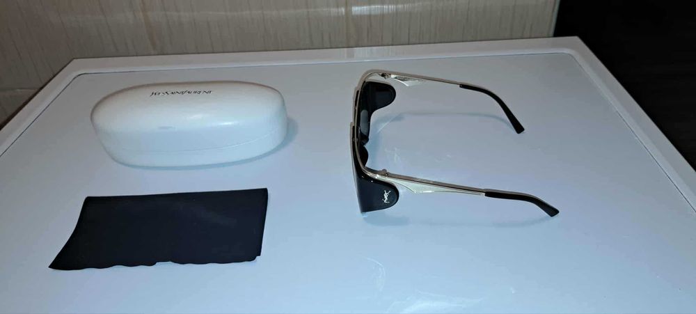 Ochelarii de soare de lux Yves Saint Laurent Paris