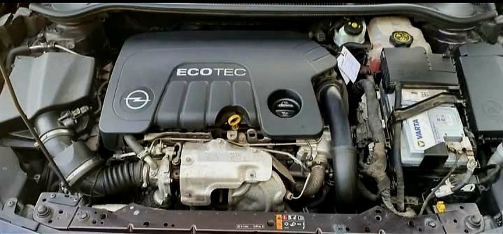 Opel Astra J Sedan, 1.6 Diesel Euro 6, an 2015 – 6.300 € (negociabil)