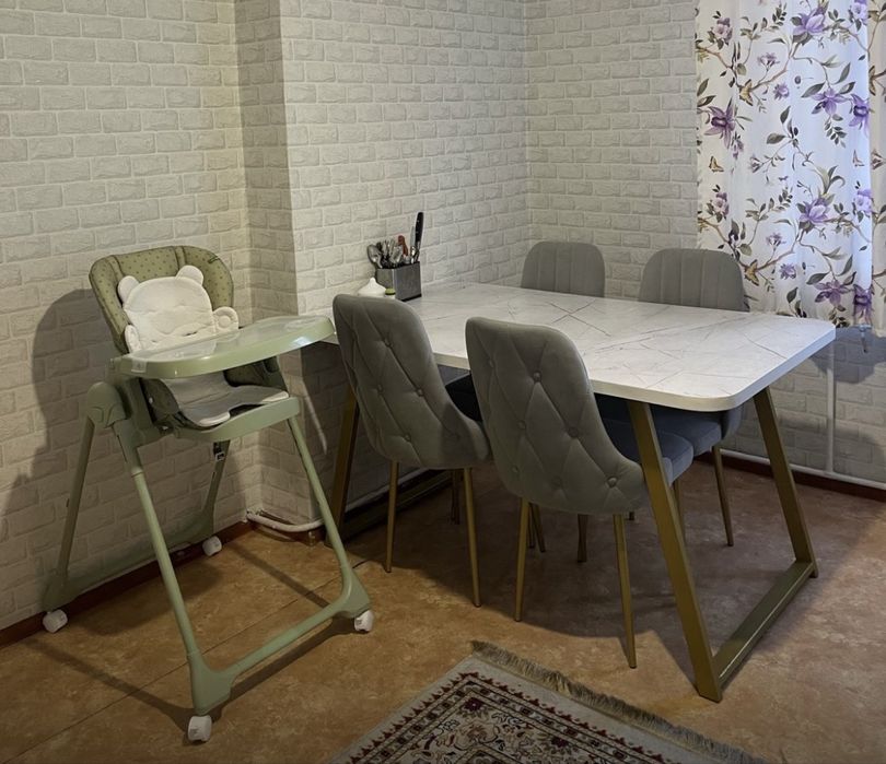 Стол со стулями.