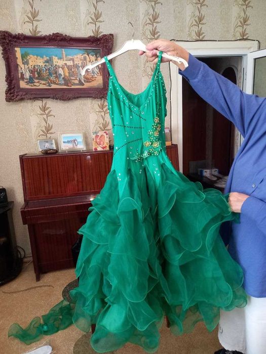 Продаются платья для  танцев
