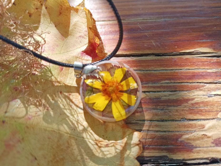 Колие от смола, тел, естествени материали