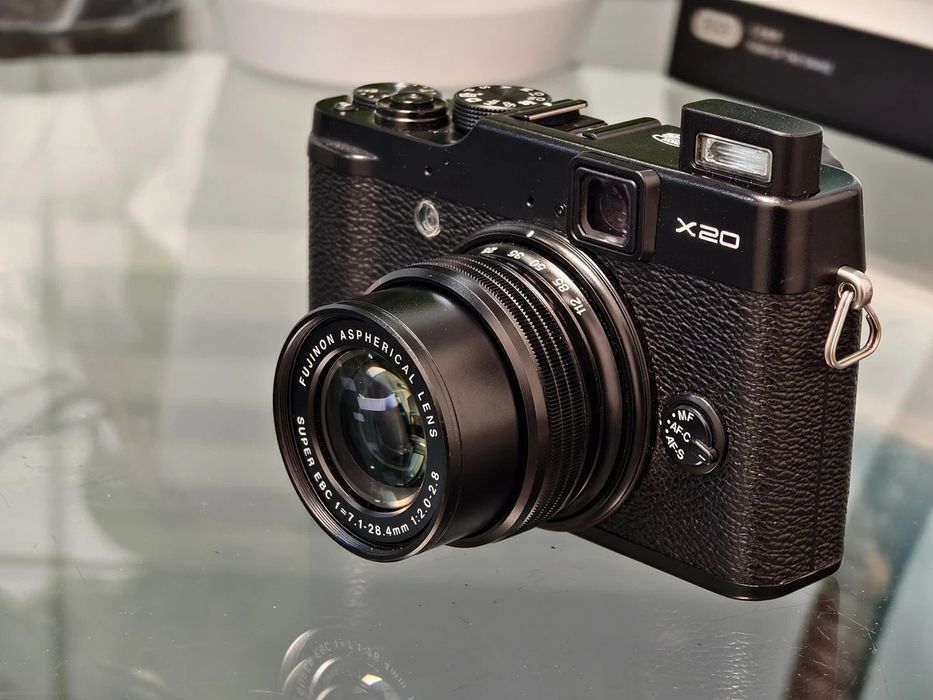 Aparat foto premium compact Fujifilm X20