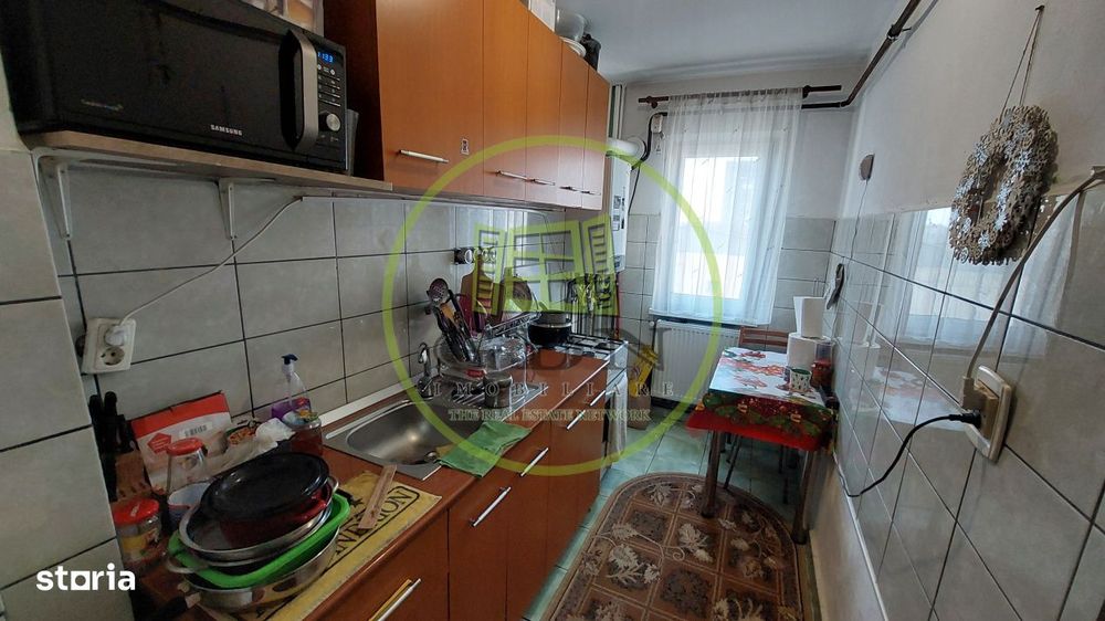 Apartament trei camere semidecomandat, etajul 5, Craiovita zona Niella