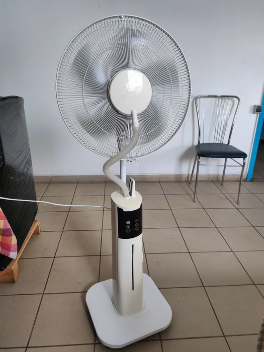 Ventilator rotativ cu apă și telecomandă