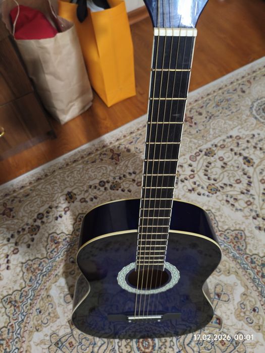 Продам акустическую гитару