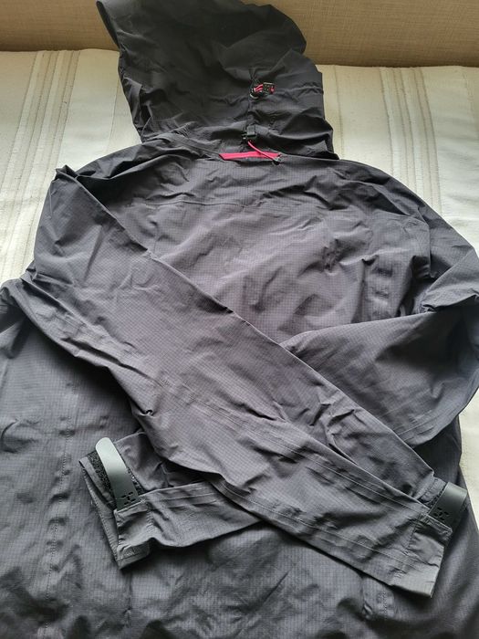 Туристическо дамско яке Haglöfs Gore-Tex XL – оригинално, леко и водоустойчиво в отлично състояние
