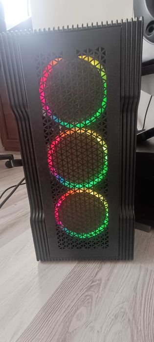 Геймърски компютър с кормило и педали и скоростен лост