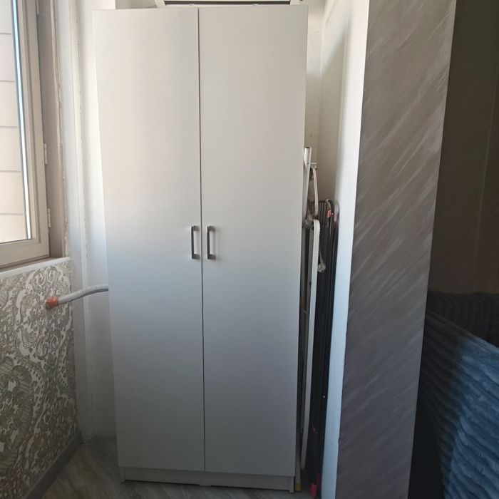 Белый шкаф для одежды