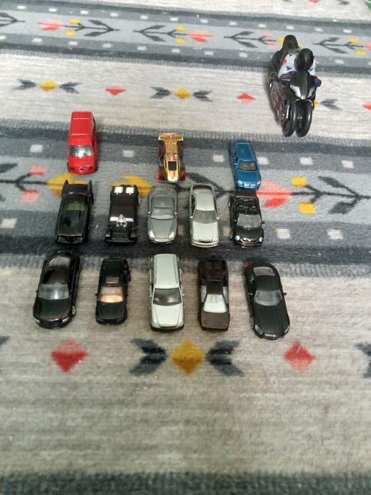 Vând set mașini+motocliteta sau fără