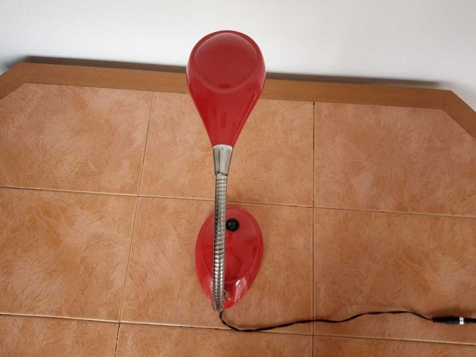 Lampă de birou roșie cu LED, braț flexibil (design modern italian)