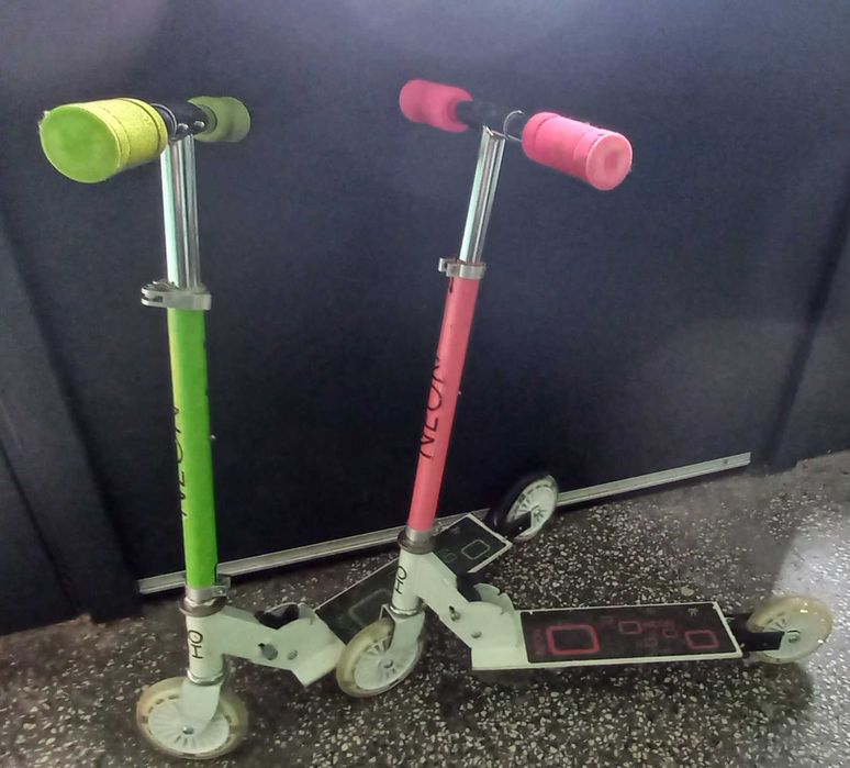 Детска тротинетка със светещи колела Moni Neon