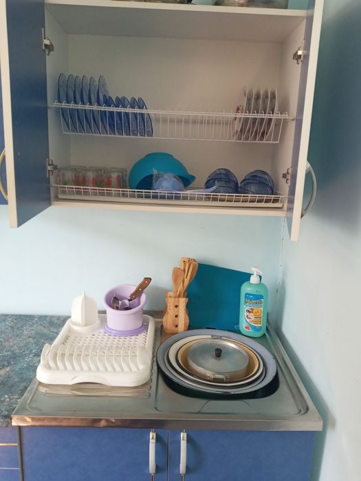 Кухонный гарнитур,  стол, угловой диван и стулья