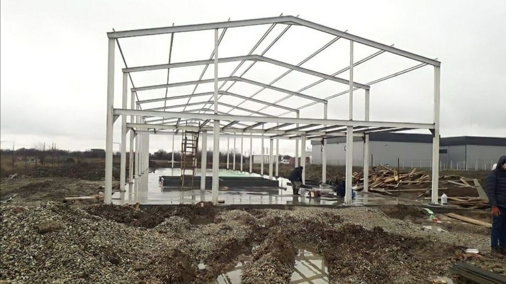 Vând structura metalica 10x8x4la prețul de 3800 euro Montata