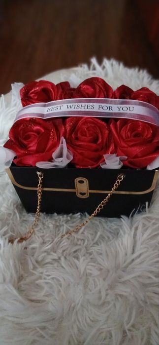 Сатенени рози и фоамени