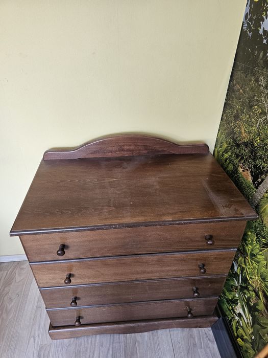 Дървен скрин за дрехи