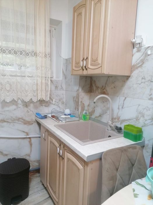 Mobilă de bucătărie și aragaz de vânzare