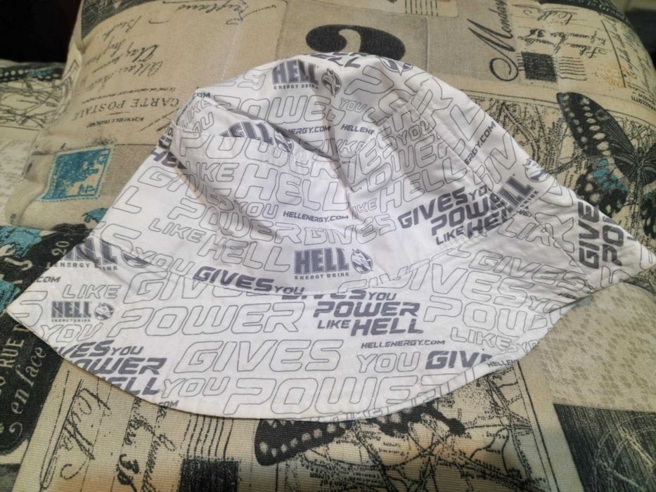 Чисто новa идиотка шапка на Hell