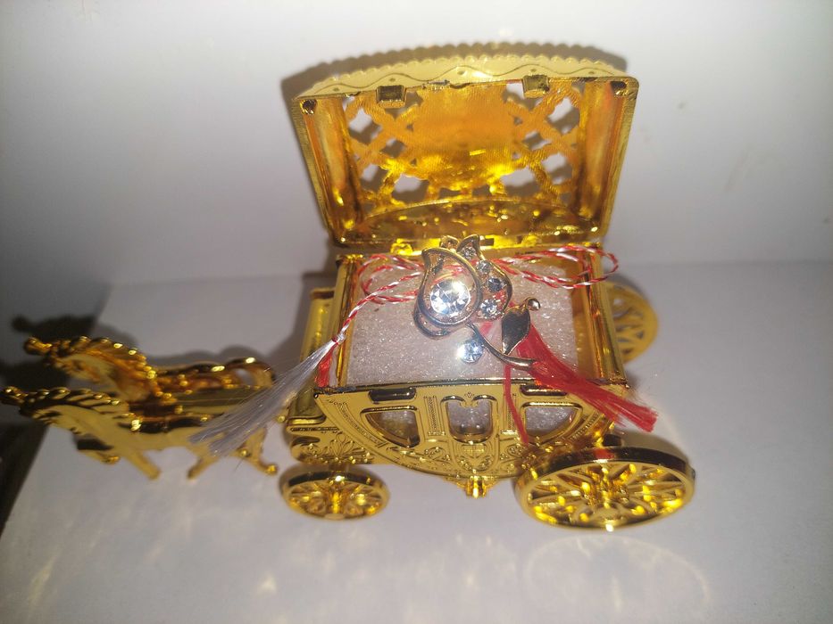 Caleasca trasura cu caluti cutie bijuterii aurie