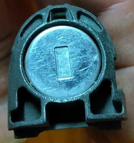 Продавам ключалка с ключ за предна лява врата на Renault Scenic II