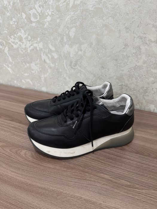 Продам женские кроссовки