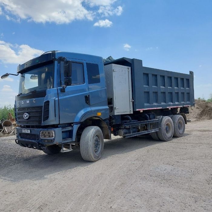 Yaqinlikdagi yosh ayolning porno fotosuratlari