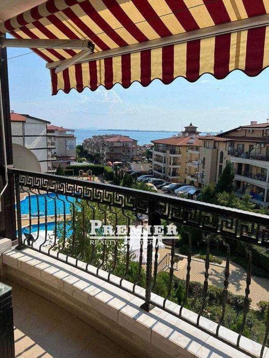 Предлагаме Ви голям двустаен апартамент с морска панорама