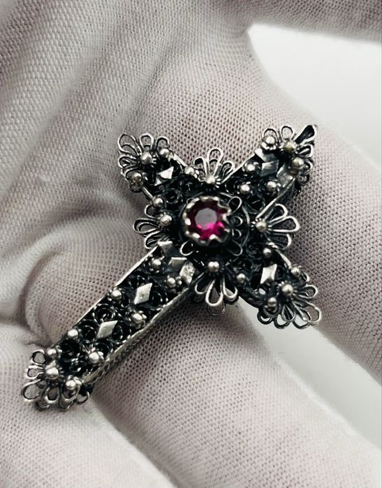 Филигранен сребърен кръст с рубин