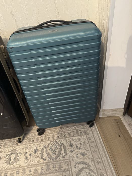 Продам два чемодана