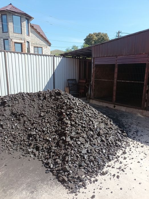 Перекидаю уголь в углярку