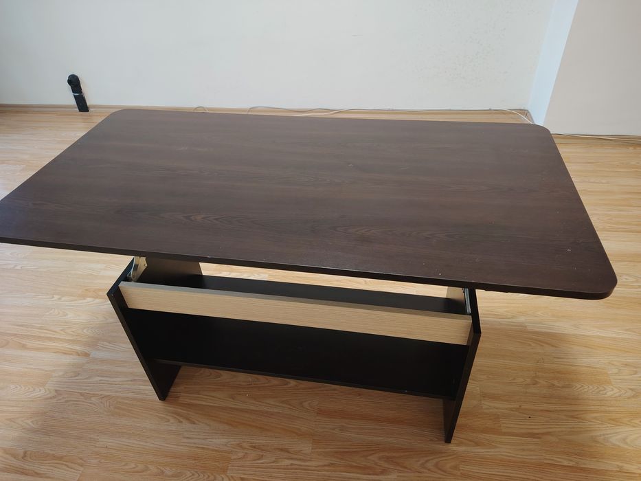 Маса с повдигащ механизъм