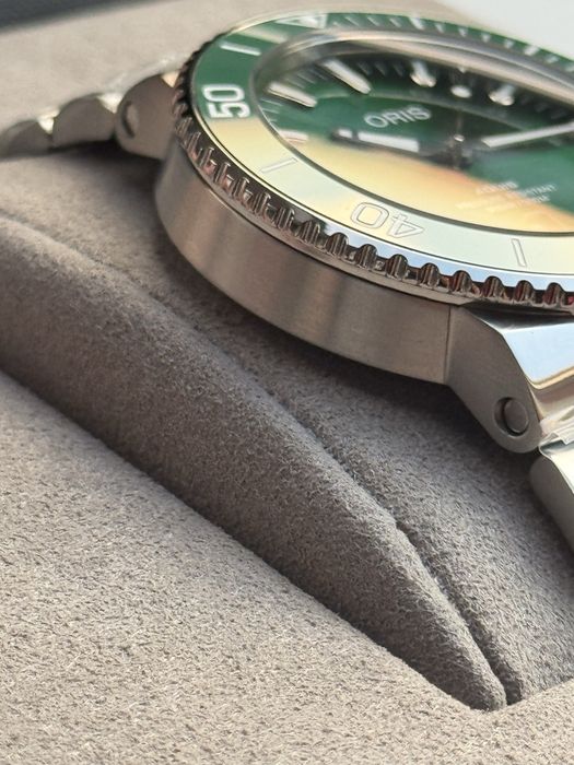 Часовник Oris Aquis Date 43.5 mm Чисто Нов