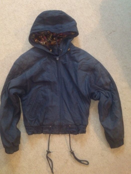 продам кожаную куртку с капюшоном размер S набук