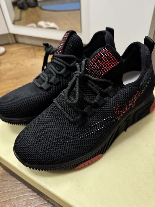 Продается женская обувь кроссовки