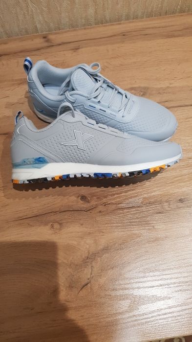 Продаётся фирменные кроссовки