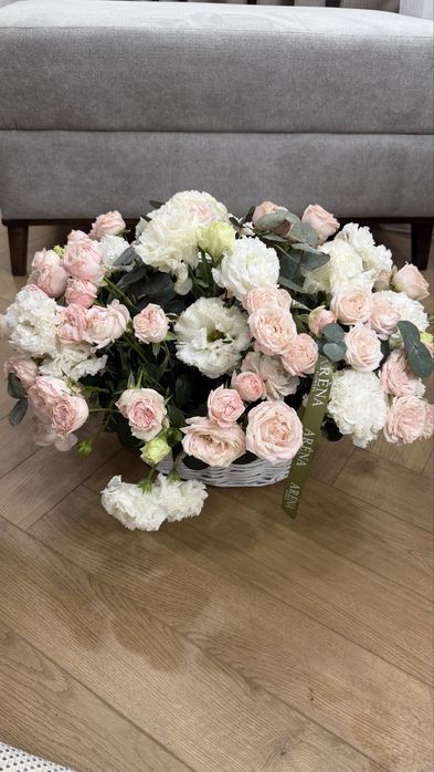 Продам цветы в корзинке очень  красивые